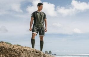 Jersey Tim Indonesia untuk SEA Games 2025 Resmi Diluncurkan, Angkat Semangat Budaya Nusantara Koleksi jersey Tim Indonesia tahun ini mengusung elemen pola ukir Toraja, sebuah warisan budaya yang terkenal dengan detail dan nilai simbolisnya. Motif ini ditranslasi dengan pendekatan modern, membentuk visual yang kuat namun tetap elegan sebagai seragam resmi atlet nasional. (foto/dok: sea games)