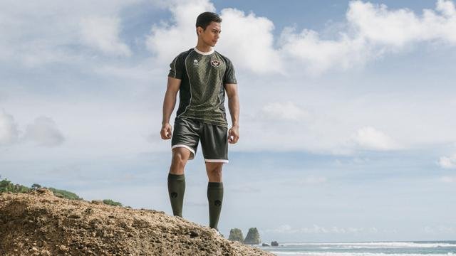 Koleksi jersey Tim Indonesia tahun ini mengusung elemen pola ukir Toraja, sebuah warisan budaya yang terkenal dengan detail dan nilai simbolisnya. Motif ini ditranslasi dengan pendekatan modern, membentuk visual yang kuat namun tetap elegan sebagai seragam resmi atlet nasional. (foto/dok: sea games) Koleksi jersey Tim Indonesia tahun ini mengusung elemen pola ukir Toraja, sebuah warisan budaya yang terkenal dengan detail dan nilai simbolisnya. Motif ini ditranslasi dengan pendekatan modern, membentuk visual yang kuat namun tetap elegan sebagai seragam resmi atlet nasional. (foto/dok: sea games)
