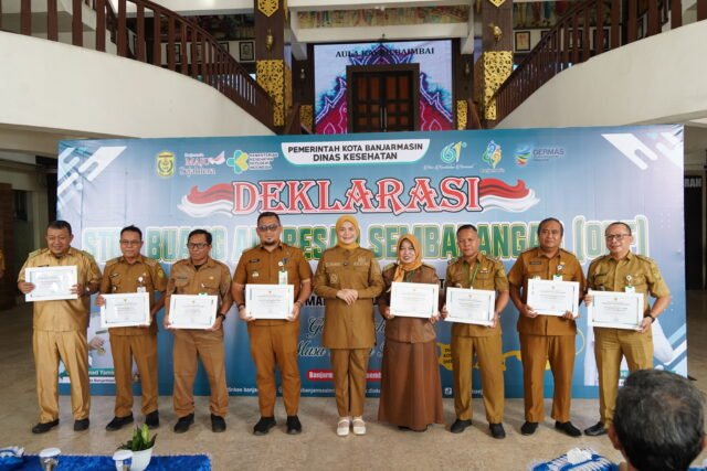 Wakil Wali Kota Banjarmasin, Hj. Ananda, bersama perwakilan kelurahan melakukan deklarasi Open Defecation Free - Foto Dok Istimewa
