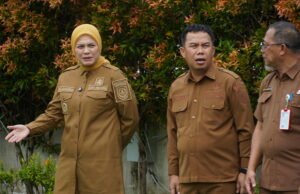 Opsen Pajak Kendaraan Jadi Senjata Baru PAD Banjarmasin Sekda Banjarmasin, Ikhsan Budiman (tengah) bersama Wakil Wali Kota Banjarmasin, Hj. Ananda - Foto Dok Istimewa