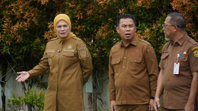 Sekda Banjarmasin, Ikhsan Budiman (tengah) bersama Wakil Wali Kota Banjarmasin, Hj. Ananda - Foto Dok Istimewa