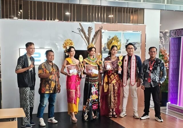 Lomba Fashion Show Baju Adat Kreasi Meriahkan Showroom Event TrioMotor Perintis