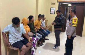 Hoaks Tsunami di Pidie Jaya Picu Kepanikan Massal, Satu Warga Meninggal Dunia Sat Reskrim Polres Pidie Jaya mengamankan lima terduga penyebar hoaks tsunami yang memicu kepanikan warga pada Senin (1/12/2025). Foto: Dok. Istimewa