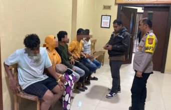 Hoaks Tsunami di Pidie Jaya Picu Kepanikan Massal, Satu Warga Meninggal Dunia Sat Reskrim Polres Pidie Jaya mengamankan lima terduga penyebar hoaks tsunami yang memicu kepanikan warga pada Senin (1/12/2025). Foto: Dok. Istimewa