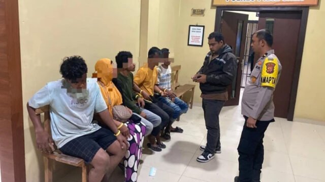 Sat Reskrim Polres Pidie Jaya mengamankan lima terduga penyebar hoaks tsunami yang memicu kepanikan warga pada Senin (1/12/2025). Foto: Dok. Istimewa Sat Reskrim Polres Pidie Jaya mengamankan lima terduga penyebar hoaks tsunami yang memicu kepanikan warga pada Senin (1/12/2025). Foto: Dok. Istimewa