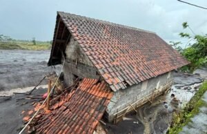 Banjir Lahar Semeru Timbun Jembatan Limpas Regoyo, 137 KK di Lumajang Terisolasi Banjir lahar Semeru rendam rumah warga di Lumajang (Foto: Nur Hadi Wicaksono/detikJatim)
