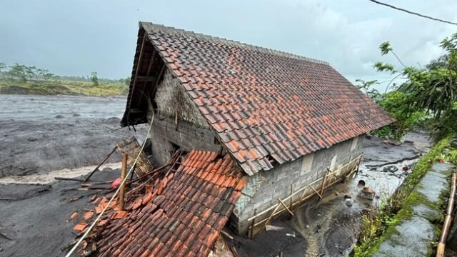 Banjir lahar Semeru rendam rumah warga di Lumajang (Foto: Nur Hadi Wicaksono/detikJatim)