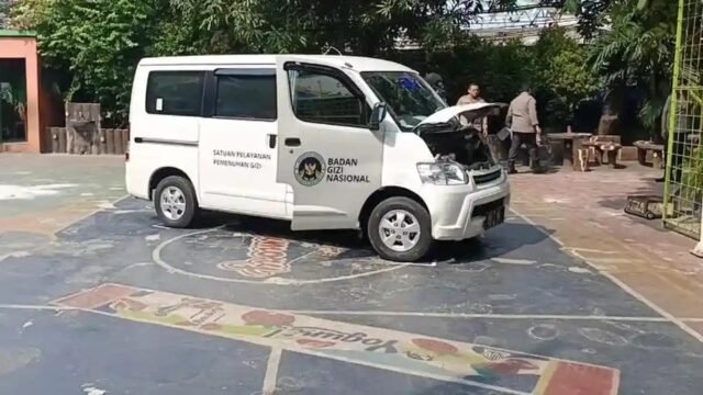 MOBIL MBG - Satu unit mobil MBG hilang kendali dan menabrak siswa di lapangan upacara SDN Kalibaru 01. Mobil pengangkut makanan untuk program Makan Bergizi Gratis (MBG) menabrak pagar sekolah lalu melindas siswa di Cilincing, Jakarta Utara.