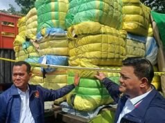 Bareskrim Bongkar Impor Baju Bekas Ilegal di Bali, Dua Pengusaha Dijerat TPPU Jalur Gelap Impor Pakaian Bekas Ilegal Senilai Rp669 Miliar Terbongkar, Bareskrim Polri Sita Bus dan Mobil Mewah. (Foto: Dok. Mabes Polri)