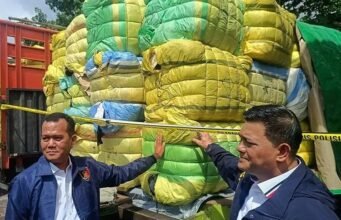 Bareskrim Bongkar Impor Baju Bekas Ilegal di Bali, Dua Pengusaha Dijerat TPPU Jalur Gelap Impor Pakaian Bekas Ilegal Senilai Rp669 Miliar Terbongkar, Bareskrim Polri Sita Bus dan Mobil Mewah. (Foto: Dok. Mabes Polri)