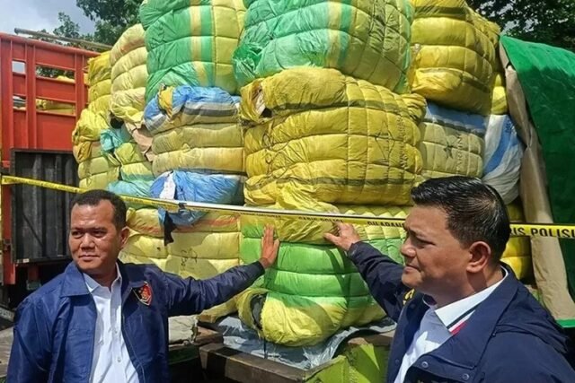 Jalur Gelap Impor Pakaian Bekas Ilegal Senilai Rp669 Miliar Terbongkar, Bareskrim Polri Sita Bus dan Mobil Mewah. (Foto: Dok. Mabes Polri)