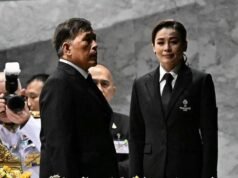 Ratu Thailand Suthida Siap Bertanding di SEA Games 2025, Turun di Cabang Perahu Layar Ratu Suthida (kanan) yang akan tampil di SEA Games 2025 mendampingi Raja Thailand dalam seremoni pembukaan di Stadion Rajamangala, Selasa (9/10) malam. (AFP/Lillian Suwanrumpha)