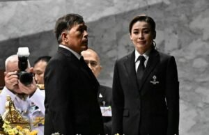 Ratu Thailand Suthida Siap Bertanding di SEA Games 2025, Turun di Cabang Perahu Layar Ratu Suthida (kanan) yang akan tampil di SEA Games 2025 mendampingi Raja Thailand dalam seremoni pembukaan di Stadion Rajamangala, Selasa (9/10) malam. (AFP/Lillian Suwanrumpha)