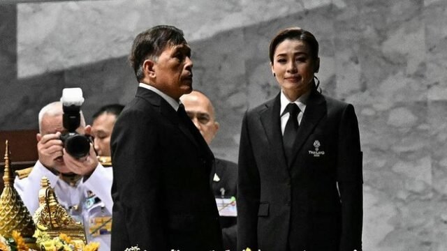 Ratu Suthida (kanan) yang akan tampil di SEA Games 2025 mendampingi Raja Thailand dalam seremoni pembukaan di Stadion Rajamangala, Selasa (9/10) malam. (AFP/Lillian Suwanrumpha)