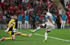 Kejutan Transfer: Maarten Paes Resmi Gabung Ajax Amsterdam, Media Belanda Sebut Nilainya Terlalu Mahal Maarten Paes jatuh bangun mengawal gawang Timnas Indonesia saat bersua Arab Saudi pada laga perdana putaran keempat Grup B Kualifikasi Piala Dunia 2026 di Al Inma Bank Stadium at King Abdullah Sport City, Kamis (9/10/2025) dini hari WIB. Sayangnya, Tim Garuda menelan kekalahan 2-3 dari Arab Saudi dalam duel tersebut. (AP Photo)