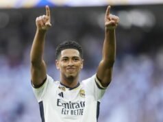 Jude Bellingham Bantah Konflik dengan Xabi Alonso: Omong Kosong! Pemain Real Madrid, Jude Bellingham, melakukan selebrasi setelah mencetak gol ke gawang Osasuna pada laga pekan ke-9 La Liga 2023/2024 di Stadion Santiago Bernabeu, Sabtu, (7/10/2023). Bellinghamkembali menunjukkan katajamannya dalam urusan mencetak gol. (AP Photo/Jose Breton)