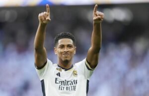 Jude Bellingham Bantah Konflik dengan Xabi Alonso: Omong Kosong! Pemain Real Madrid, Jude Bellingham, melakukan selebrasi setelah mencetak gol ke gawang Osasuna pada laga pekan ke-9 La Liga 2023/2024 di Stadion Santiago Bernabeu, Sabtu, (7/10/2023). Bellinghamkembali menunjukkan katajamannya dalam urusan mencetak gol. (AP Photo/Jose Breton)