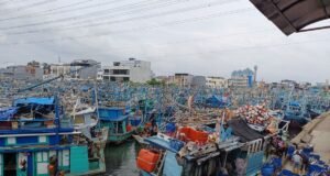 Darurat Pelabuhan Muara Angke: 2.500 Kapal Menumpuk Tak Beraturan, Nelayan Terancam Gagal Melaut Muara Angke Macet: 2.500 Kapal Menumpuk, Nelayan Tak Melaut!