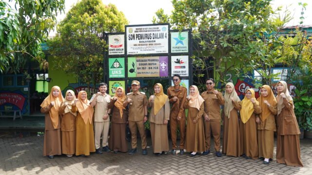 Wali Kota Banjarmasin H. Muhammad Yamin HR menyempatkan diri meninjau kondisi SDN Pemurus Dalam 4, Selasa (20/1/2026). Jpg Wali Kota Banjarmasin H. Muhammad Yamin HR menyempatkan diri meninjau kondisi SDN Pemurus Dalam 4, Selasa (20/1/2026). Foto Dok Istimewa