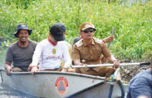 Wali Kota Banjarmasin Muhammad Yamin meninjau Sungai Peradapan hingga pintu air Tatah Belayung Wali Kota Banjarmasin H. Muhammad Yamin HR kembali menyisir sejumlah ruas jalan dan titik sungai di kawasan Banjarmasin Selatan, Selasa (20/1/2026). Foto Dok Istimewa