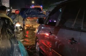 Banjir Rendam Jalan Pangeran Hidayatullah, Lalu Lintas Macet Panjang