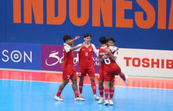 Dramatis! Bungkam Kirgistan 5-3, Timnas Futsal Indonesia Segel Tiket Perempat Final Piala Asia 2026 Timnas Futsal Indonesia berhasil meraih kemenangan 5-3 atas Kirgistan pada laga kedua Grup A Piala Asia Futsal 2026 di Indonesia Arena, Jakarta, Kamis (29/01/2026) malam WIB. Hasil itu membuat Tim Garuda melenggang ke perempat final. (Bola.com/Muhammad Iqbal Ichsan)