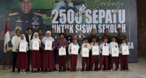 Dukung Pendidikan, Korem 101/Antasari Bagikan 2.500 Pasang Sepatu untuk Siswa di Banjarmasin Bhakti Korem 101/Antasari: Bagikan 2.500 Sepatu untuk Siswa. Foto Dok Istimewa