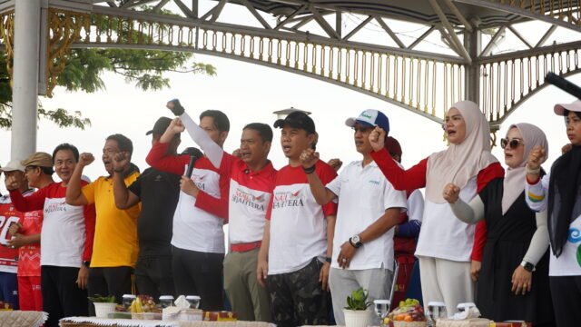 Wali Kota Banjarmasin bersama jajaran Forkopimda dan masyarakat mengikuti kegiatan olahraga bersama.