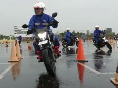 Hadapi Jalan Tergenang Banjir, Trio Motor Honda Bagikan Tips Aman Berkendara enghadapi intensitas hujan yang tinggi, pengendara sepeda motor kerap dihadapkan pada risiko genangan banjir di jalan raya. Foto Dok Istimewa