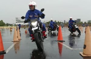 Hadapi Jalan Tergenang Banjir, Trio Motor Honda Bagikan Tips Aman Berkendara enghadapi intensitas hujan yang tinggi, pengendara sepeda motor kerap dihadapkan pada risiko genangan banjir di jalan raya. Foto Dok Istimewa