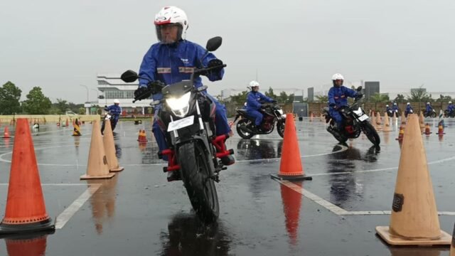 enghadapi intensitas hujan yang tinggi, pengendara sepeda motor kerap dihadapkan pada risiko genangan banjir di jalan raya. Foto Dok Istimewa