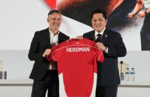 Piala AFF 2026, Saatnya Garuda Mengakhiri Kutukan 30 Tahun Tanpa Gelar Bersama John Herdman Sebagai informasi, John Herdman datang ke Indonesia dengan membawa sejumlah pengalaman sukses, terutama saat bertugas di Kanada. Dia mengantar timnas putri Kanada meraih dua medali perunggu berturut-turut dalam Olimpiade 2012 dan 2016. Tampak dalam foto, pelatih kepala tim nasional sepak bola Indonesia yang baru, John Herdman memegang jersey tim yang bertuliskan namanya saat konferensi pers di Jakarta, Selasa 13 Januari 2026. (AP Photo/Achmad Ibrahim)