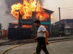 Kebakaran Hutan Chile Tewaskan 18 Orang, 50 Ribu Mengungsi Menurut badan kehutanan Chili CONAF, petugas pemadam kebakaran sedang berjuang memadamkan 24 kebakaran aktif di seluruh negeri pada Minggu pagi, dengan yang terbesar berada di wilayah Ñuble dan Bio Bio, tempat pemerintah menyatakan keadaan darurat. Wilayah tersebut berjarak sekitar 500 km selatan ibu kota Santiago. (REUTERS/Juan Gonzalez)