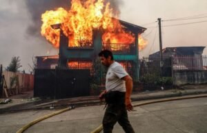 Kebakaran Hutan Chile Tewaskan 18 Orang, 50 Ribu Mengungsi Menurut badan kehutanan Chili CONAF, petugas pemadam kebakaran sedang berjuang memadamkan 24 kebakaran aktif di seluruh negeri pada Minggu pagi, dengan yang terbesar berada di wilayah Ñuble dan Bio Bio, tempat pemerintah menyatakan keadaan darurat. Wilayah tersebut berjarak sekitar 500 km selatan ibu kota Santiago. (REUTERS/Juan Gonzalez)