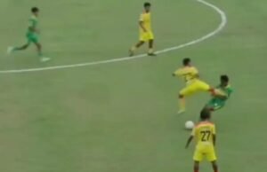 Tendangan Kungfu Horor di Liga 4 Jatim, Pemain Perseta Terpental Tendangan kungfu yang dilakukan pemain Putra Jaya Pasuruan kepada pemain Perseta 1970. IDN Times/istimewa