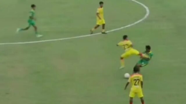 Tendangan kungfu yang dilakukan pemain Putra Jaya Pasuruan kepada pemain Perseta 1970. IDN Times/istimewa