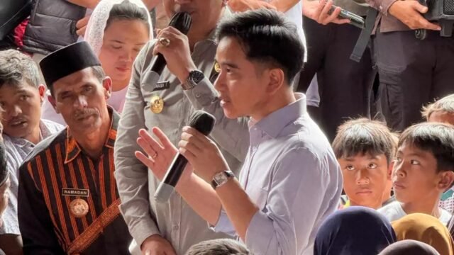 Wapres Gibran Rakabuming Raka saat kunjungan korban banjir Kalsel Wapres Gibran Rakabuming Raka saat kunjungan korban banjir Kalsel