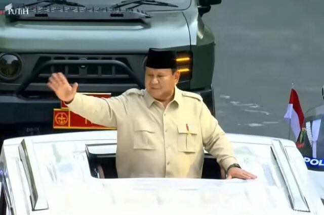 Presiden Prabowo Subianto tiba di Sekolah Rakyat Banjarbaru menggunakan kendaraan taktis ringan Maung buatan PT Pindad.