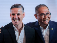 Sumardji Tegaskan John Herdman Bebas Pilih Asisten Lokal Timnas Pelatih Timnas Indonesia, John Herdman, bersama Ketua Badan Tim Nasional (BTN) Sumardji tampak akrab saat acara perkenalan pelatih baru Timnas Indonesia di Hotel Mulia Senayan, Jakarta, Selasa pagi (13/1/2026). (Bola.com/Bagaskara Lazuardi)