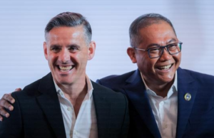 Sumardji Tegaskan John Herdman Bebas Pilih Asisten Lokal Timnas Pelatih Timnas Indonesia, John Herdman, bersama Ketua Badan Tim Nasional (BTN) Sumardji tampak akrab saat acara perkenalan pelatih baru Timnas Indonesia di Hotel Mulia Senayan, Jakarta, Selasa pagi (13/1/2026). (Bola.com/Bagaskara Lazuardi)