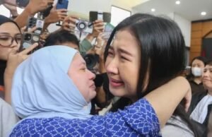 Laras Faizati Divonis Bebas Bersyarat, Tangis Pecah di Ruang Sidang laras faizati divonis bebas bersyarat di pengadilan negeri jakarta selatan