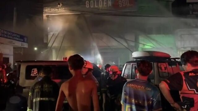 Dua toko hangus terbakar, dalam insiden kebakaran di Jalan Kolonel Sugiono, Banjarmasin, tepatnya di Simpang Empat Ramayana, di samping Pos 06 Satlantas Polresta Banjarmasin, Selasa dini hari (20/1/2026). Foto Dok banjarmasin.tribunnews.com. Jpg Dua toko hangus terbakar, dalam insiden kebakaran di Jalan Kolonel Sugiono, Banjarmasin, tepatnya di Simpang Empat Ramayana, di samping Pos 06 Satlantas Polresta Banjarmasin, Selasa dini hari (20/1/2026). Foto Dok banjarmasin.tribunnews.com