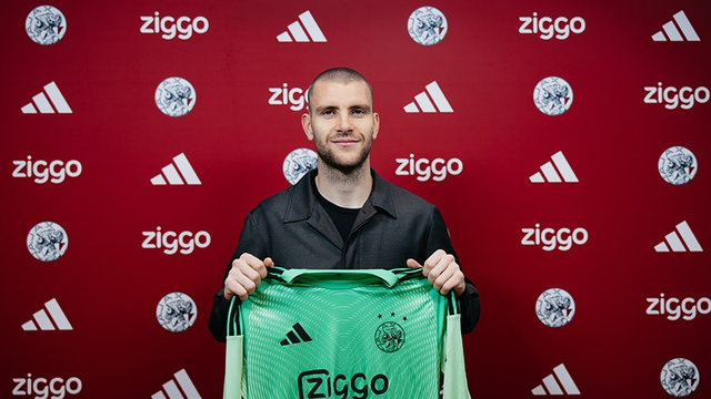 Maarten Paes resmi gabung Ajax. (Ajax)