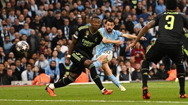 Gelandang Manchester City, Bernardo Silva mencetak gol ke gawang Real Madrid pada laga leg kedua semifinal Liga Champions 2022/2023 di Etihad Stadium, Manchester (17/5/2023). Romelu Lukaku tercatat telah mencetak 3 gol dan 1 assist dari total 12 laga bagi Inter Milan hingga babak semifinal. Dua gol terakhirnya dicetak saat Man City menang 4-0 atas Real Madrid pada leg kedua semifinal, 17 Mei 2023. (AFP/Paul Ellis)
