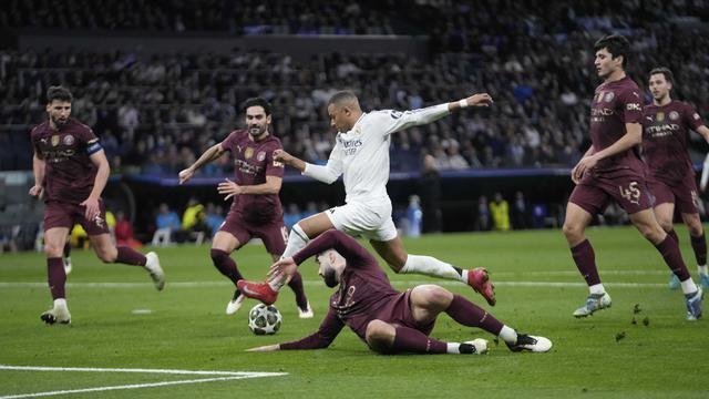 Pemain Real Madrid, Kylian Mbappe mencetak gol ke gawang Manchester City dalam laga leg 2 babak play off Liga Champions 2024/2025 di Santiago Bernabeu, Madrid, Rabu (19/02/2025) waktu setempat. (AP Photo/Manu Fernandez)