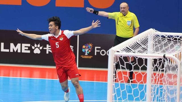 Tampak dalam foto, pemain Timnas Futsal Indonesia, Israr Megantara merayakan gol yang dicetaknya. (Bola.com/M Iqbal Ichsan)