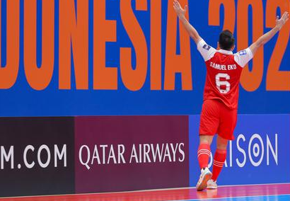 Pemain Timnas Futsal Indonesia, Samuel Eko, merayakan gol yang dicetaknya ke gawang Jepang pada semifinal Piala Asia Futsal 2026 di Indonesia Arena, Jakarta, Kamis (5/2/2026). (Bola.com/Bagaskara Lazuardi)