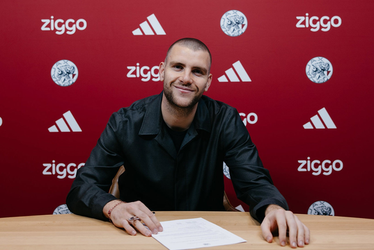 Maarten Paes Jalani Latihan Perdana di Ajax Amsterdam, Siap Debut Lawan Justin Hubner Maarten Paes resmi gabung Ajax. (Ajax)