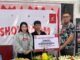Honda Trio Motor Sungai Danau Umumkan Pemenang Undian Umroh Berpasangan Eka Surya Putra Serahkan Hadiah Umroh kepada Konsumen Beruntung. Foto Dok Istimewa