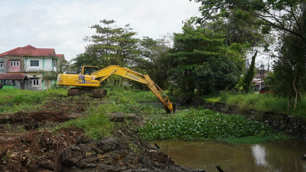 Wali Kota Banjarmasin Yamin HR tinjau pengerukan Sungai Jafri Zam Zam di Pulau Insan. Foto Dok istimewa